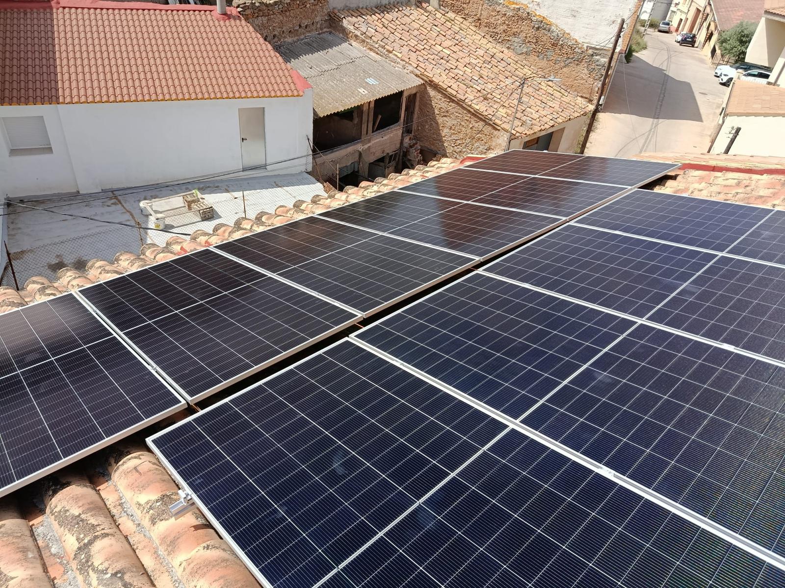 Paneles fotovoltaicos sobre tejado de teja