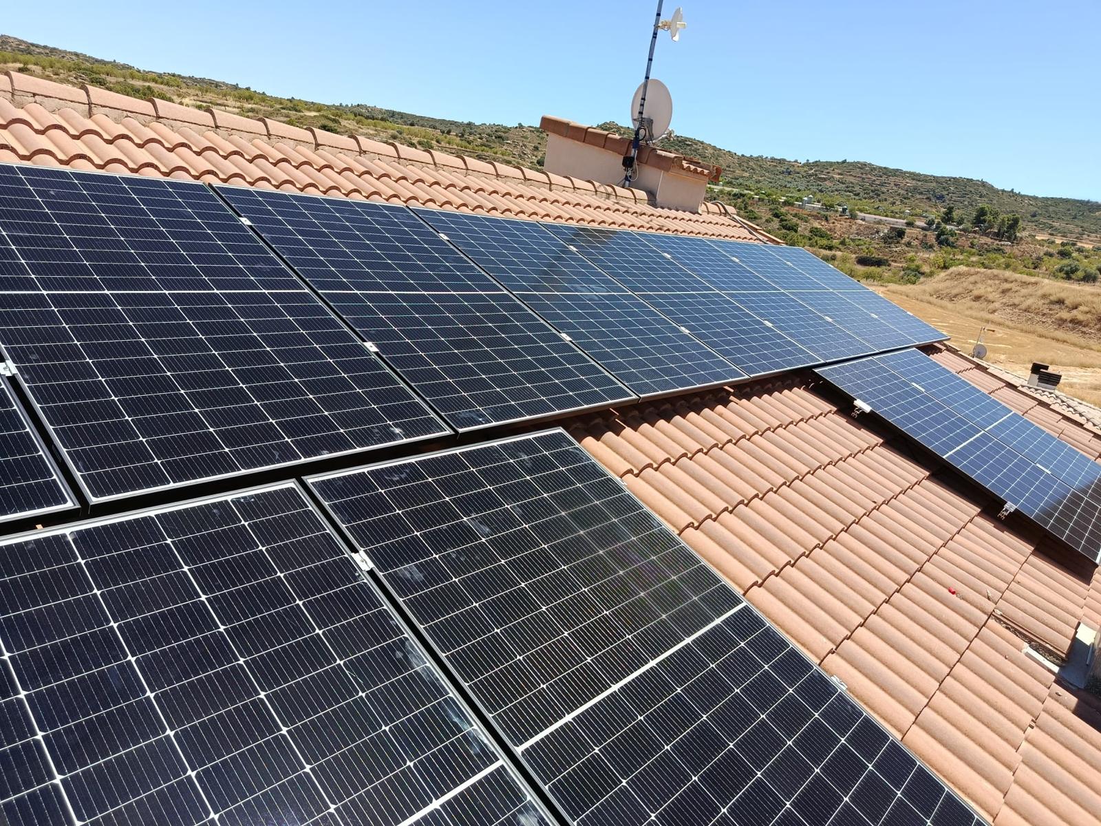 Instalación fotovoltaica terminada en una vivienda