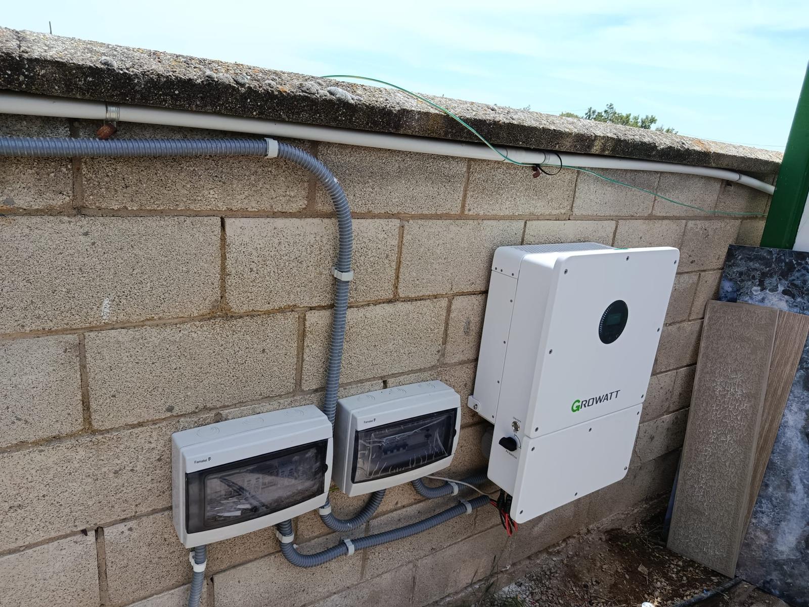 Inversor y cuadro eléctrico de una instalación solar