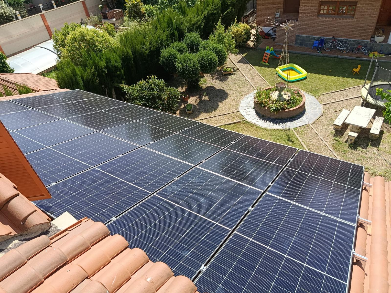 Placas solares instaladas en el tejado de una vivienda